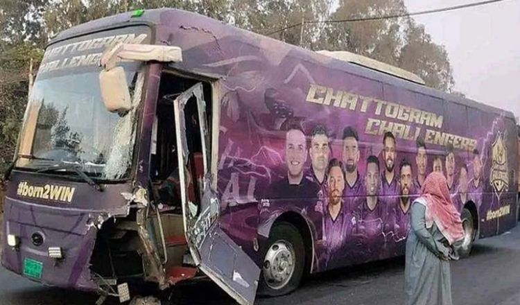 দুর্ঘটনার কবলে চট্টগ্রাম চ্যালেঞ্জার্সের টিম বাস